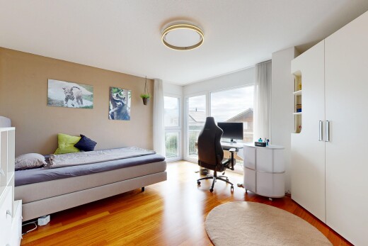 zimmer / schlafzimmer mit holzfußboden, wood finish floor, natürliches licht, natural light, und inside property