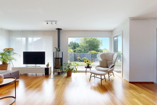 wohnzimmer mit fernseher, natürliches licht, natural light, holzfußboden, und wood finish floor