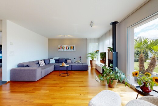 wohnzimmer mit holzofen, inside property, holzfußboden, natürliches licht, und wood finish floor