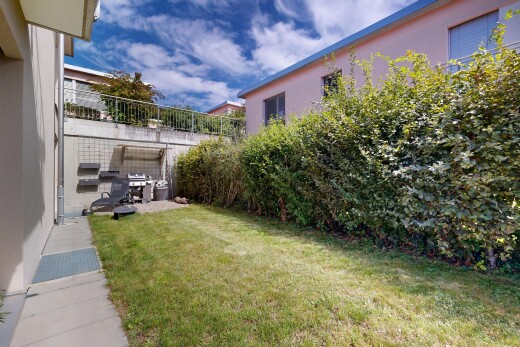 garten mit rasen, zaun, terrasse, und day time