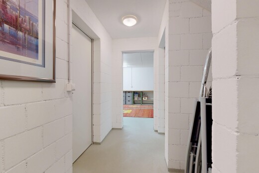 halle / korridor mit betonblockwand, concrete block wall, inside property, betonboden, und concrete floor