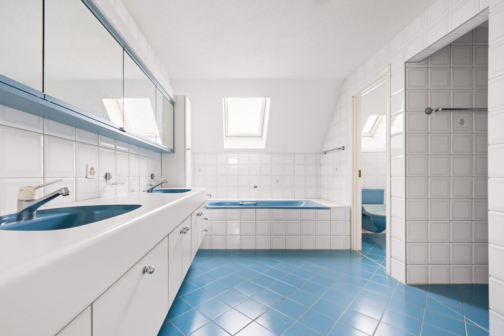 bad mit fliesenwand, tile wall, komplettes badezimmer, inside property, und bad