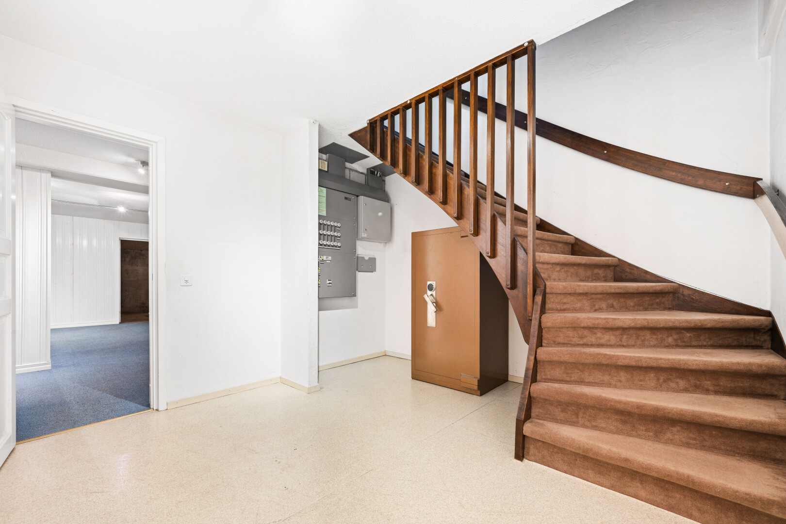 treppe mit treppen, inside property, drywall, gipskartonwand, und vinyl floor