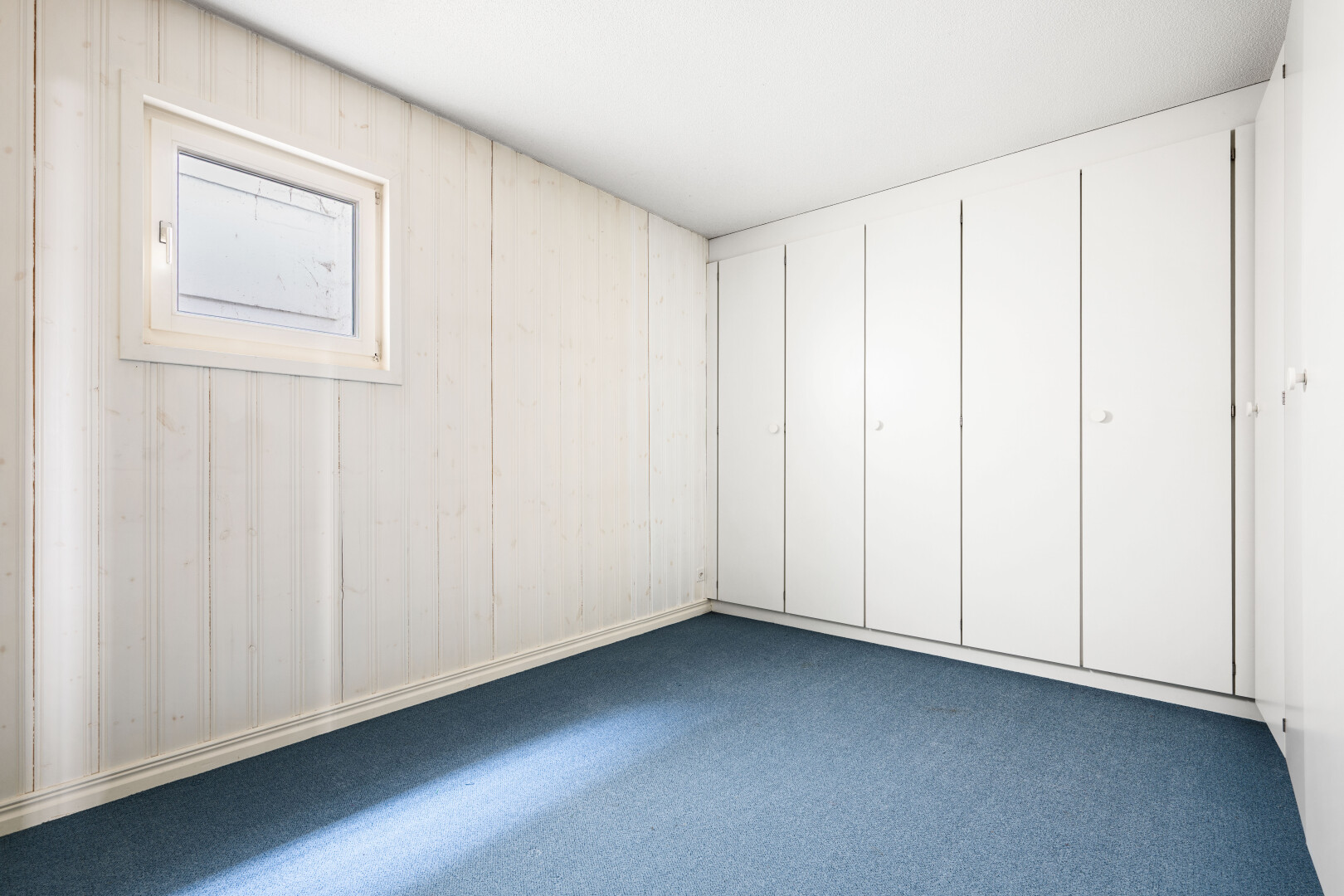 leerer raum mit teppich, carpet, inside property, sockelleisten, und baseboards wall