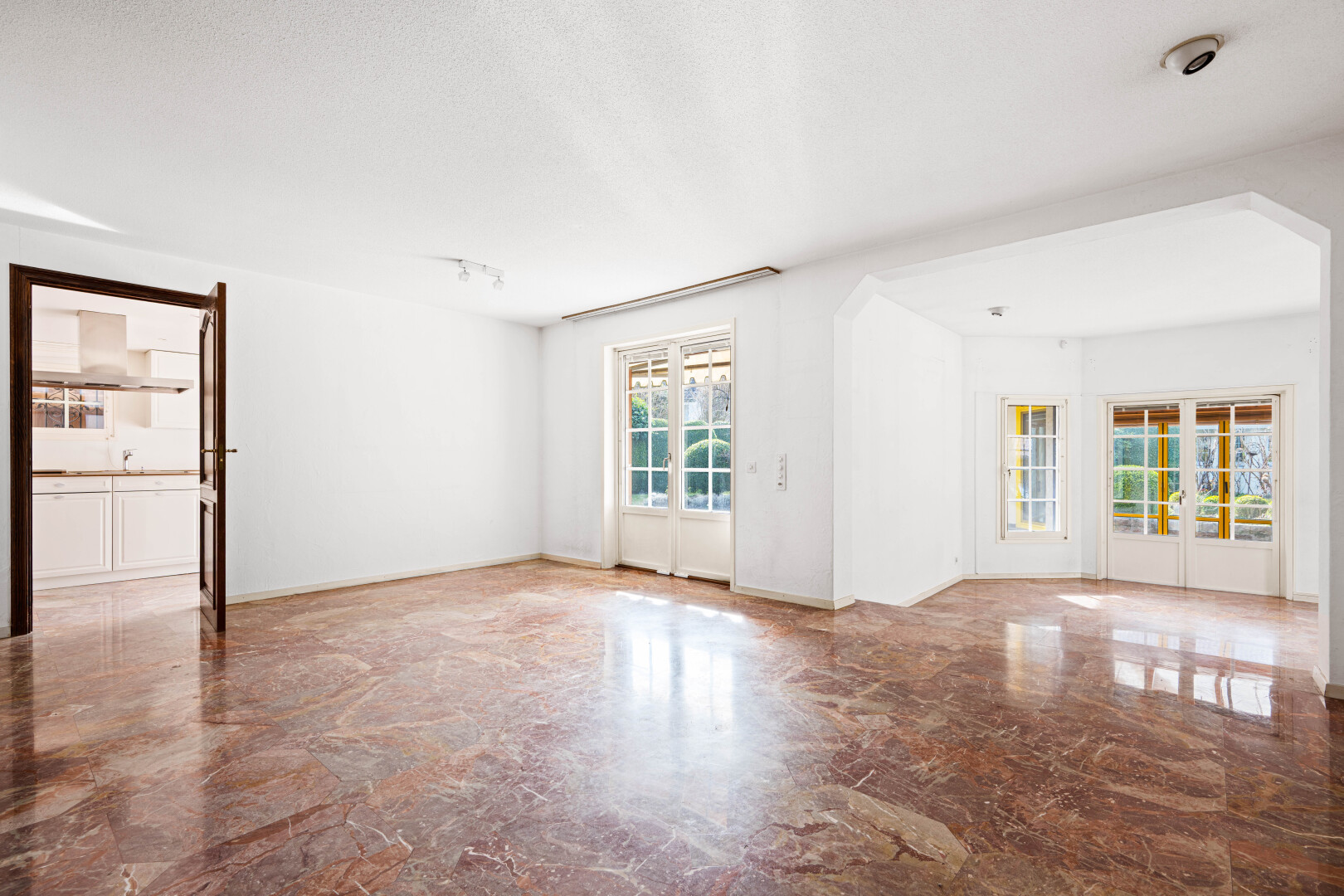 leerer raum mit inside property, gipskartonwand, drywall, natürliches licht, und natural light