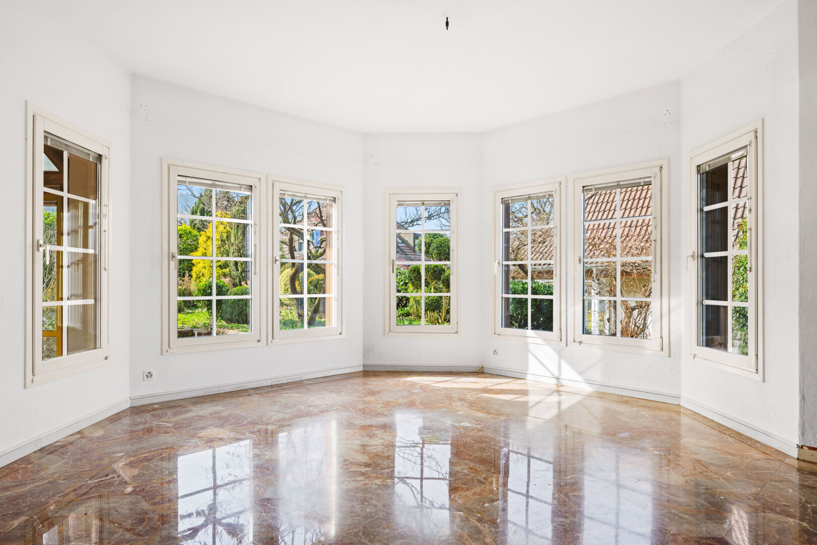 leerer raum mit marble tile, gipskartonwand, drywall, natürliches licht, und natural light
