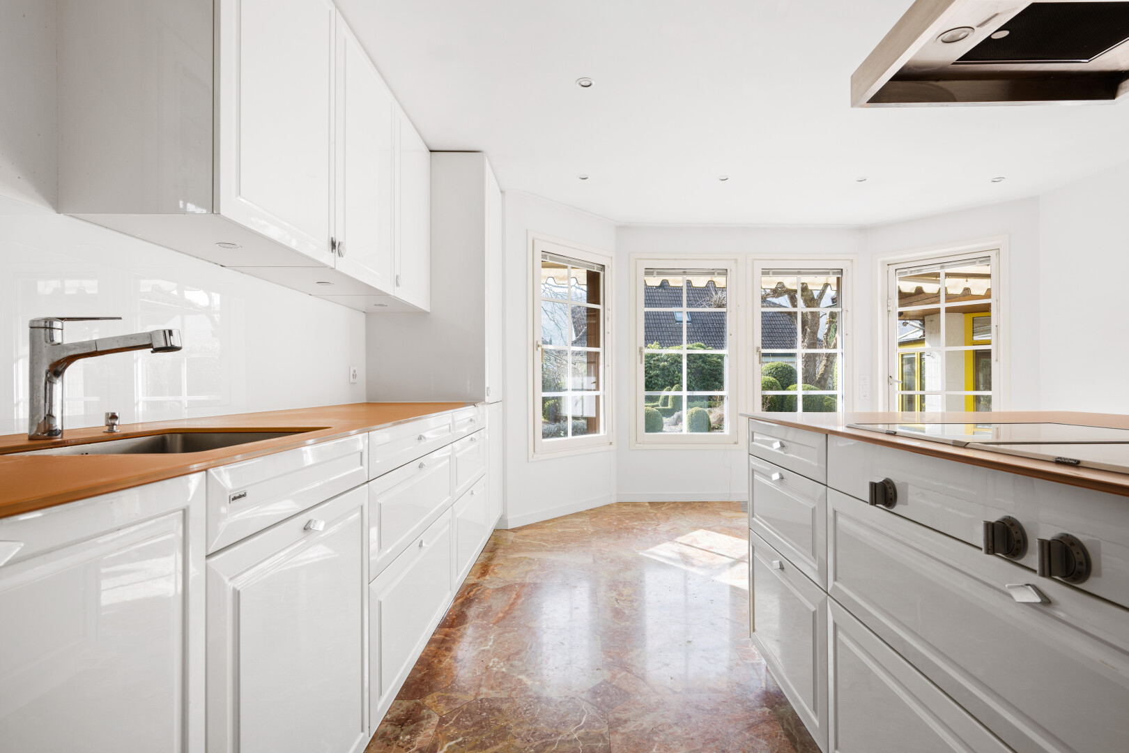 küche mit white cabinets, weiße schränke, dunstabzugshaube, waschbecken, und raised cabinets