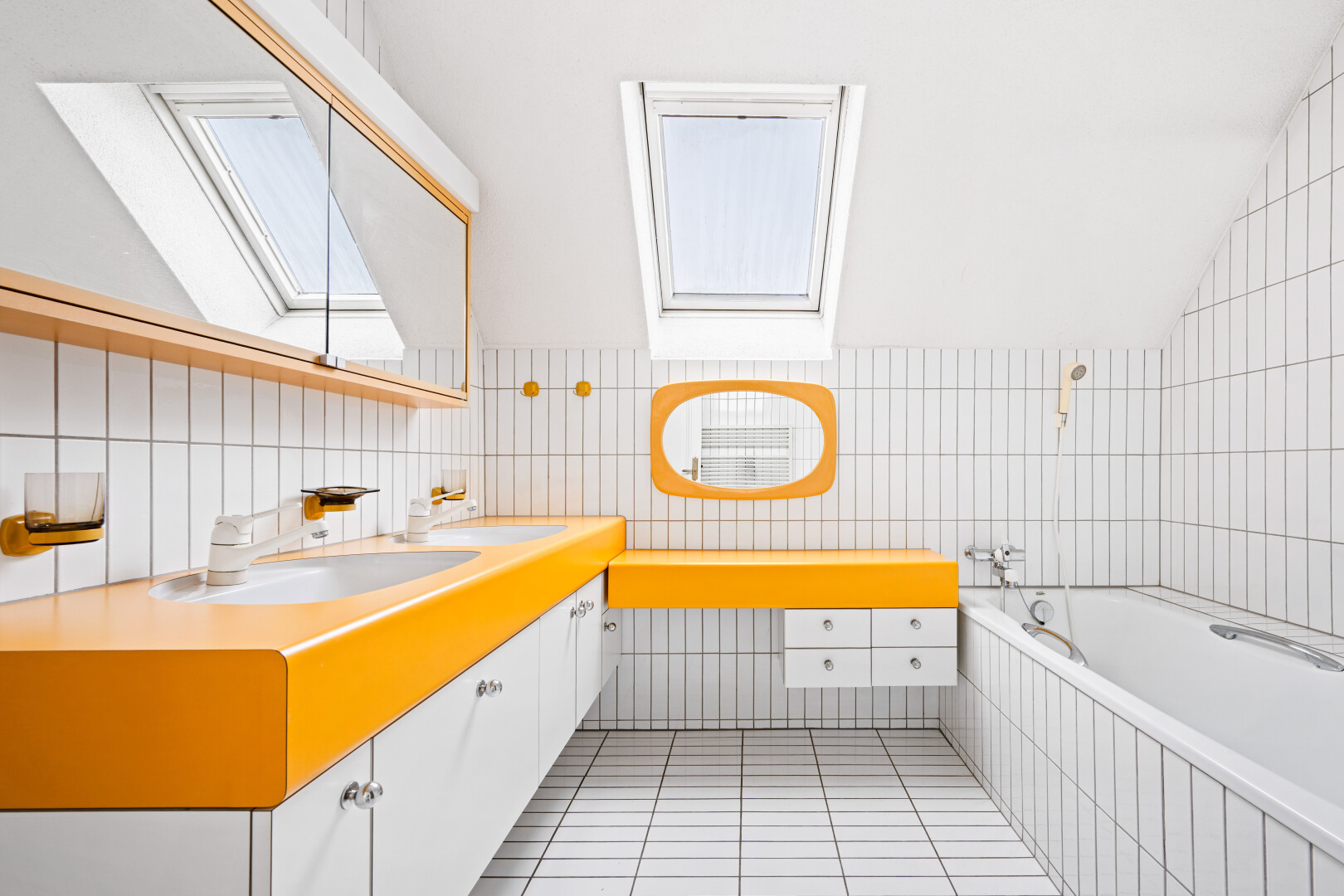 bad mit schminktisch, dachfenster, spiegel, light floor, und bad
