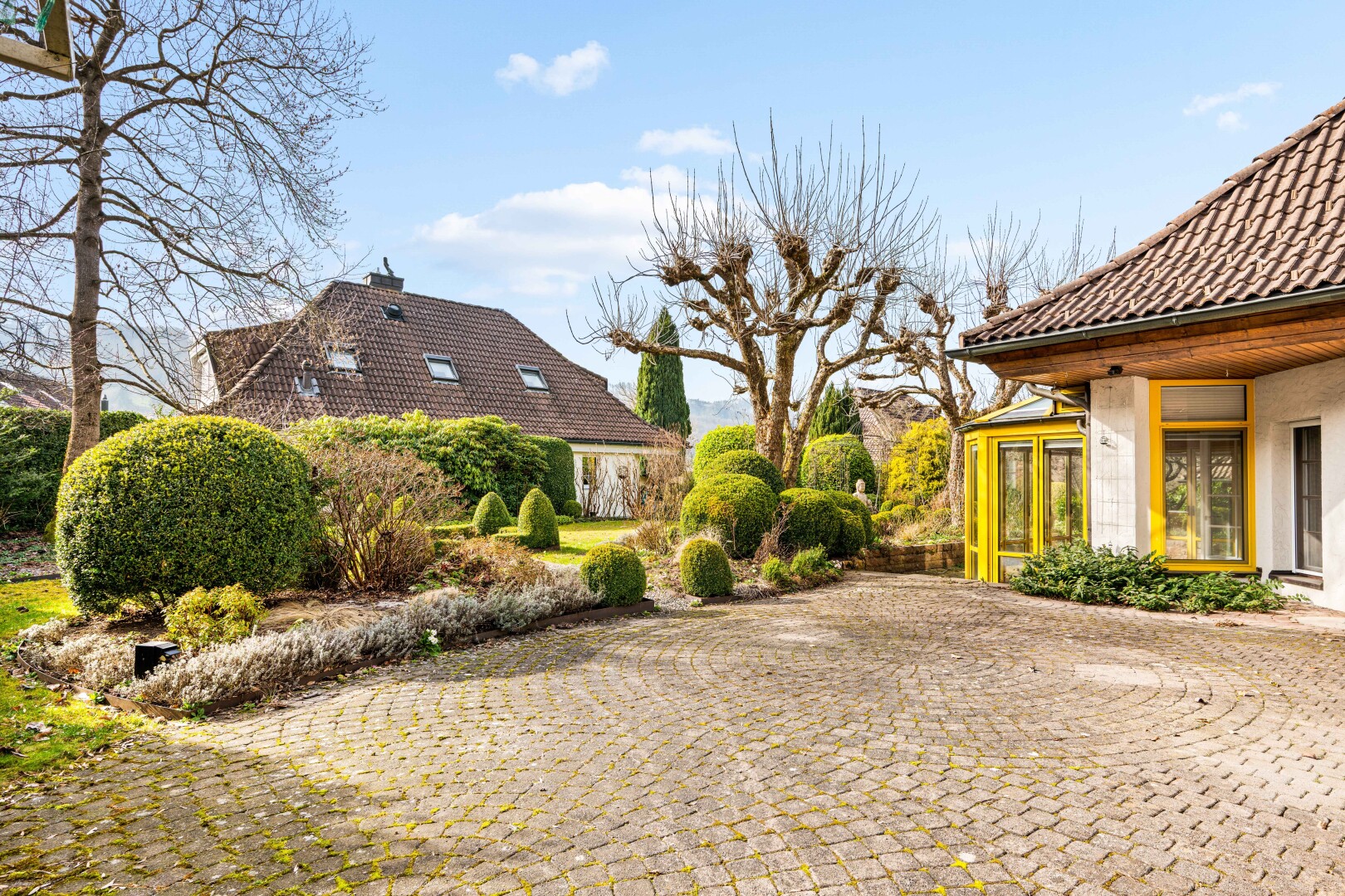außenansicht mit day time, ziegeldach, stuckverkleidung, from property, und schornstein
