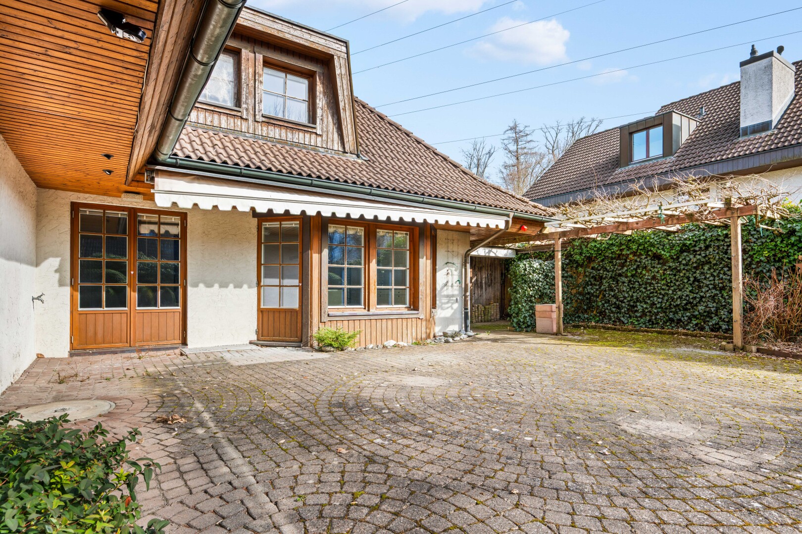 außenansicht mit day time, from property, schornstein, ziegeldach, und markise