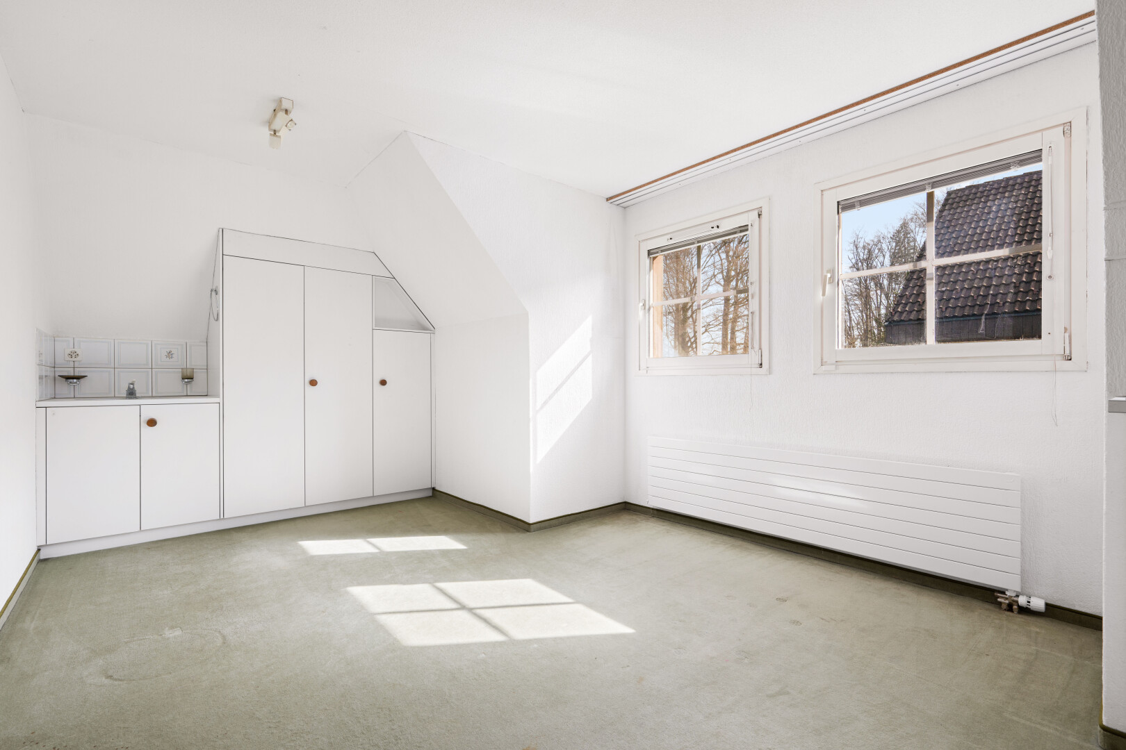 leerer raum mit natürliches licht, natural light, teppich, carpet, und gipskartonwand