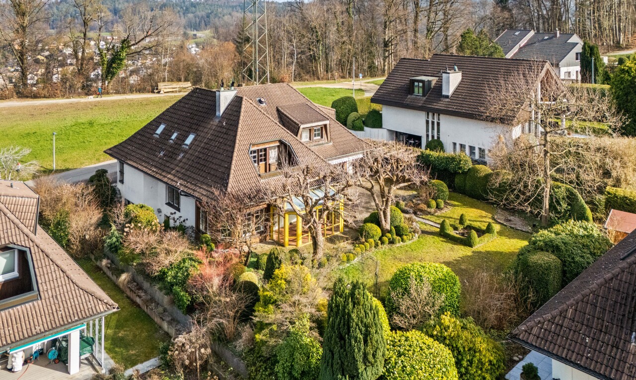 façade avec toit mansardé, woods view, vue sur les bois, drone view, et pelouse