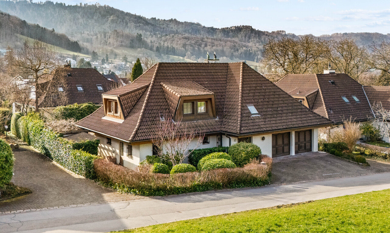 façade avec day time, allée, mountain view, vue sur la montagne, et toit mansardé