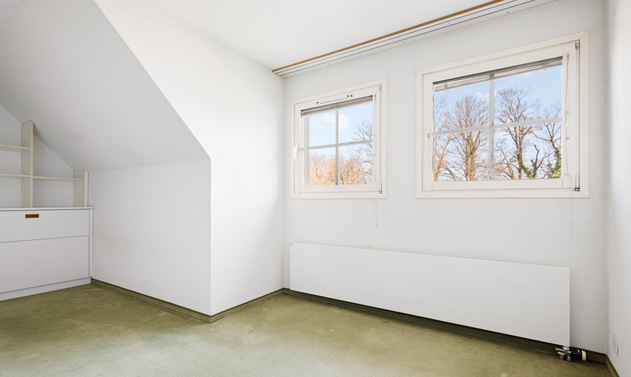 pièce vide avec cloison sèche, drywall, radiateur, day time, et lumière naturelle