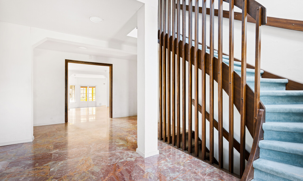 escaliers avec escaliers, cloison sèche, drywall, sol en finition marbre, et marble finish floor