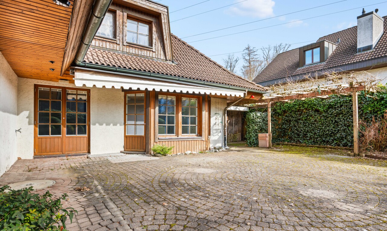 außenansicht mit day time, from property, schornstein, ziegeldach, und markise