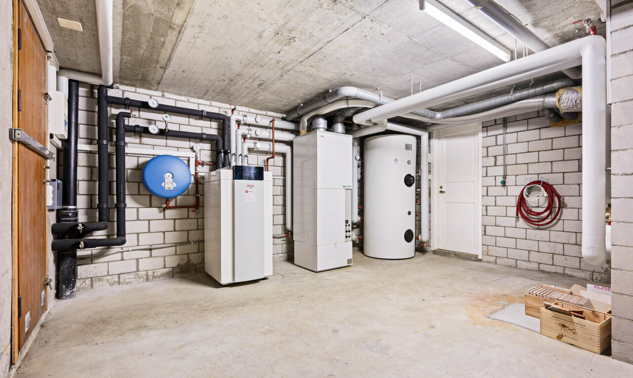 parking avec chauffe-eau, inside community, et fournaise