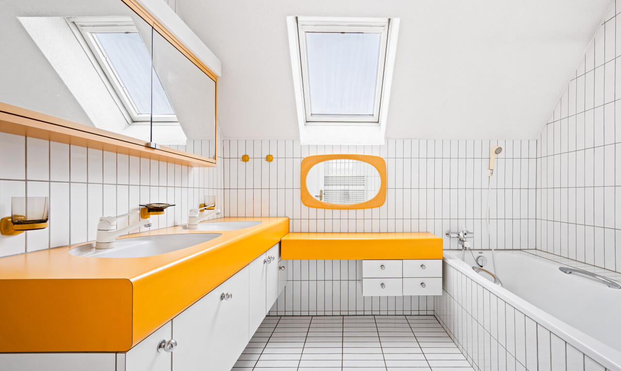 bad mit schminktisch, dachfenster, spiegel, light floor, und bad