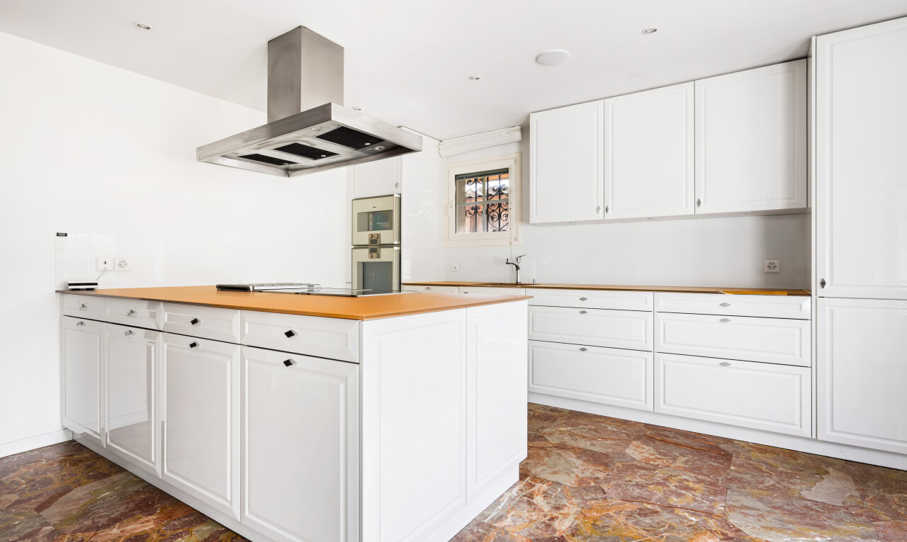 cuisine avec armoires blanches, white cabinets, cloison sèche, drywall, et hotte