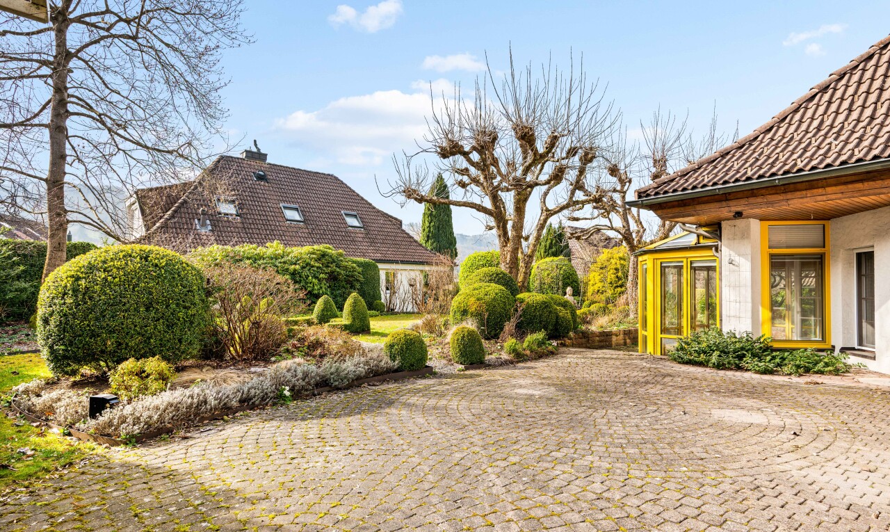 außenansicht mit day time, ziegeldach, stuckverkleidung, from property, und schornstein