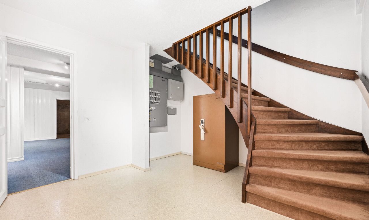 escaliers avec escaliers, inside property, drywall, cloison sèche, et vinyl floor