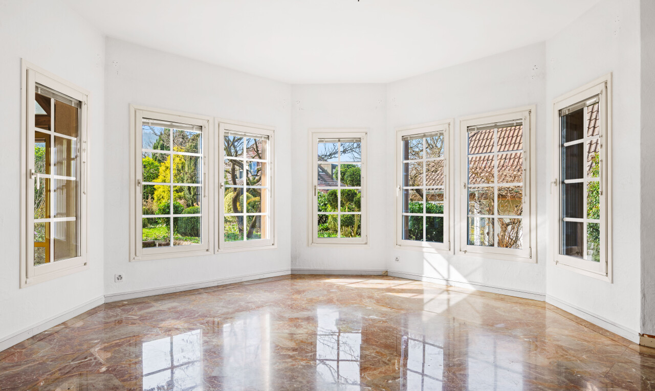 leerer raum mit marble tile, gipskartonwand, drywall, natürliches licht, und natural light