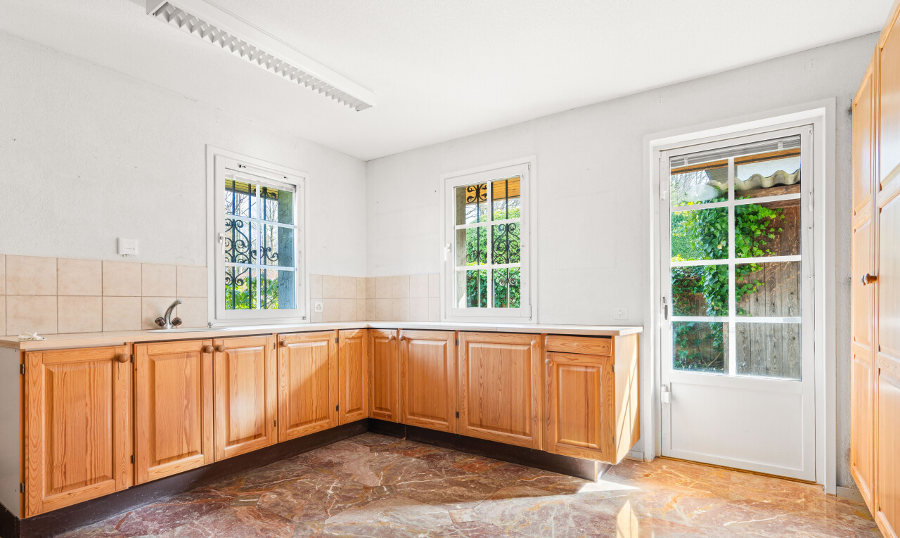 cuisine avec armoires élevées, raised cabinets, armoires marron clair, light brown cabinets, et plans de travail