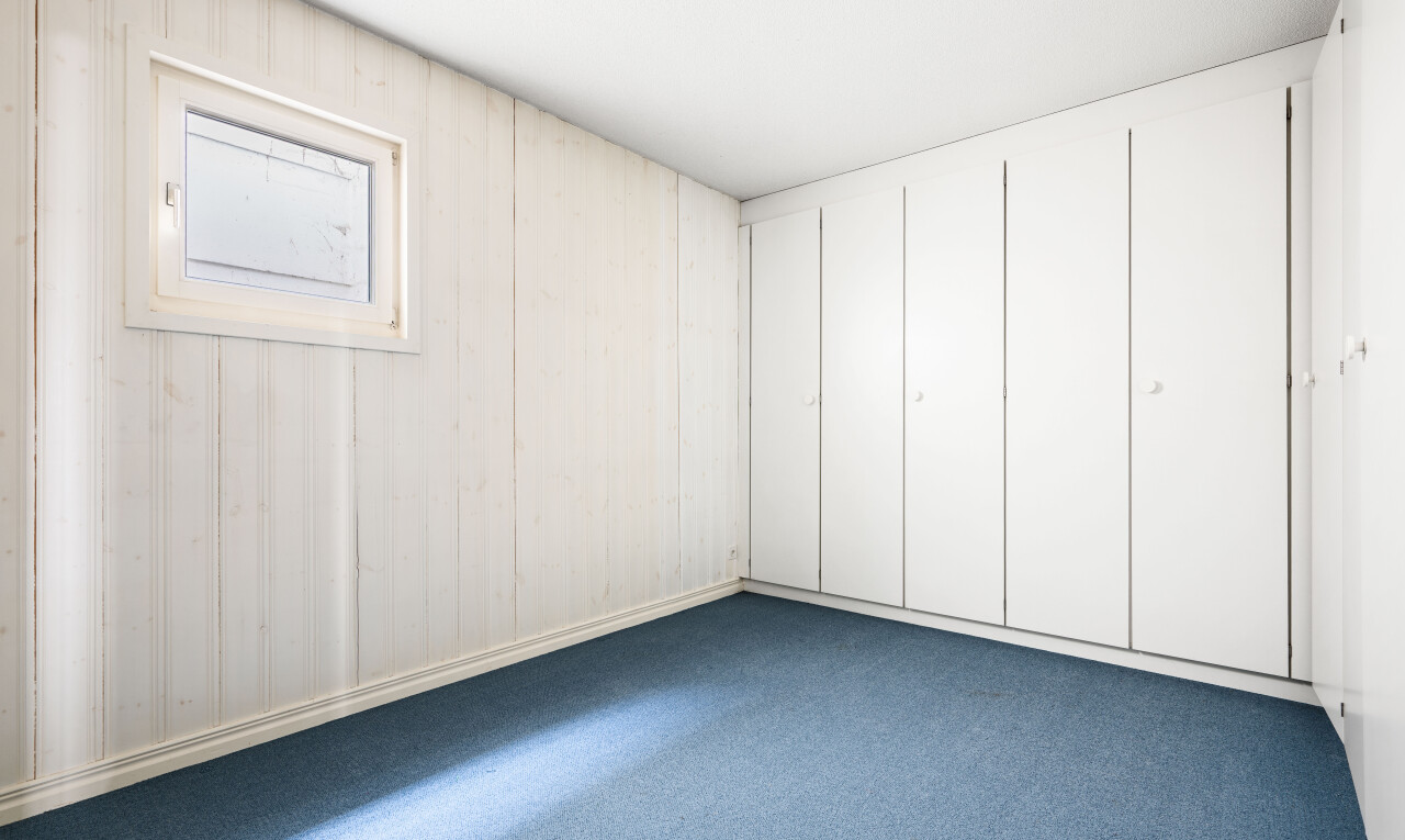 pièce vide avec moquette, carpet, inside property, plinthes murales, et baseboards wall