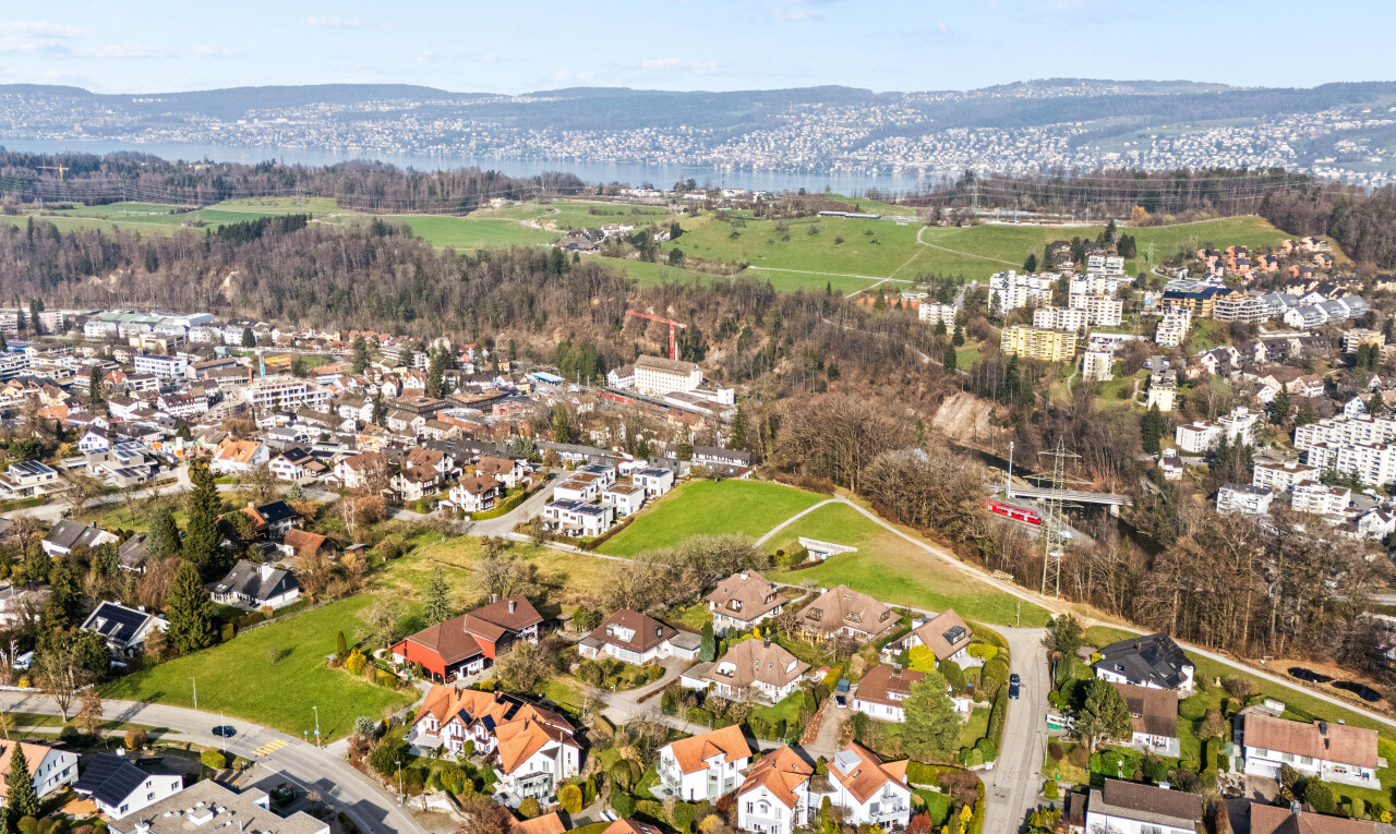 vue sur la montagne avec aerial view, day time, vue résidentielle, et residential view