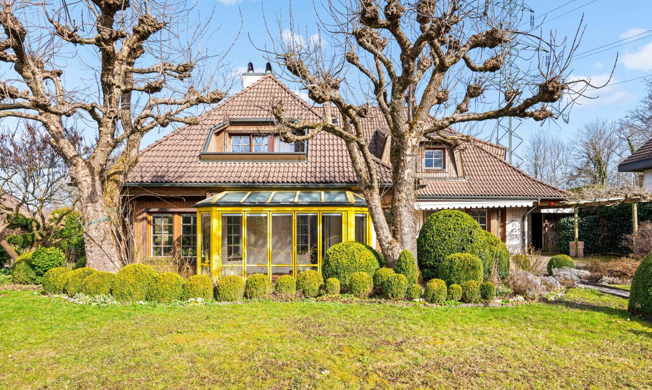 außenansicht mit ziegeldach, rasen, schornstein, day time, und property visible