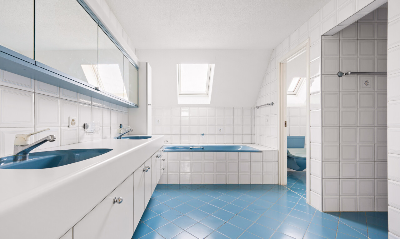 bad mit fliesenwand, tile wall, komplettes badezimmer, inside property, und bad