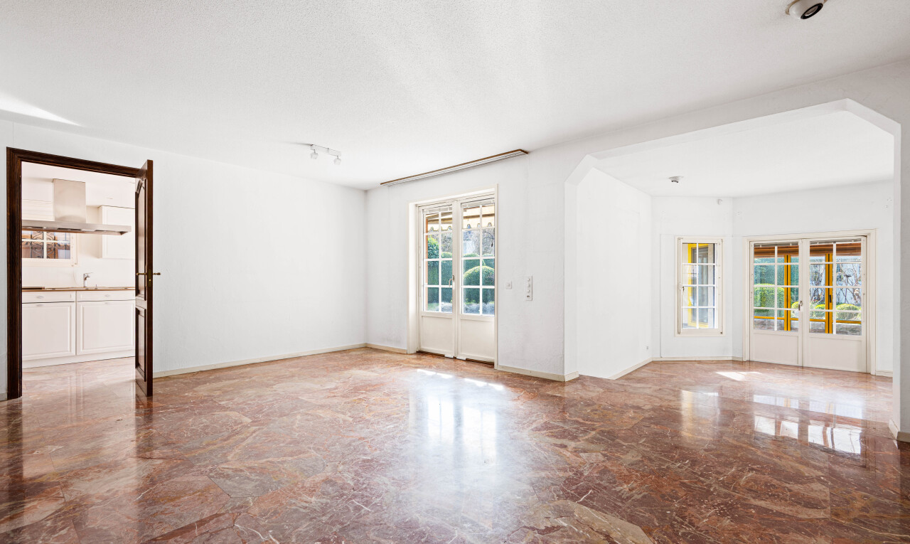 pièce vide avec inside property, cloison sèche, drywall, lumière naturelle, et natural light