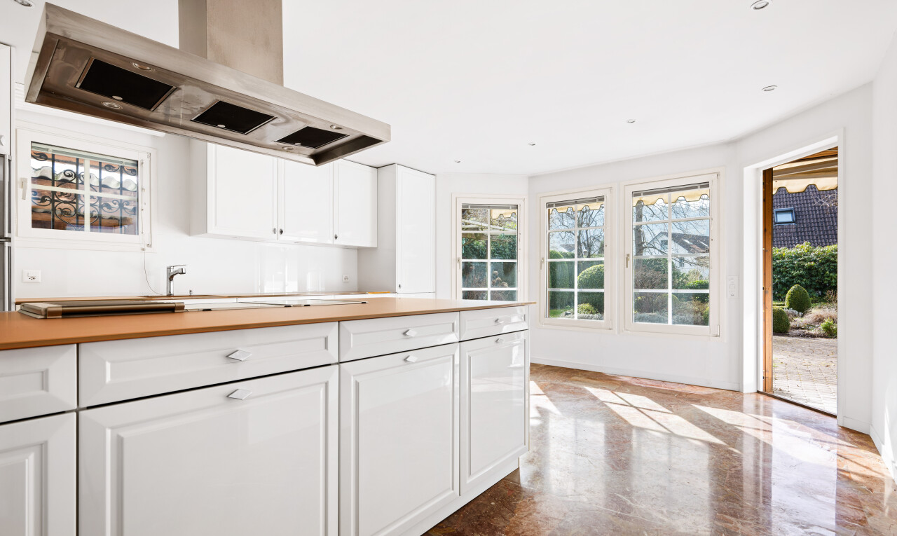 cuisine avec hotte, plans de travail en bois de boucher, butcher block countertops, lumière naturelle, et natural light