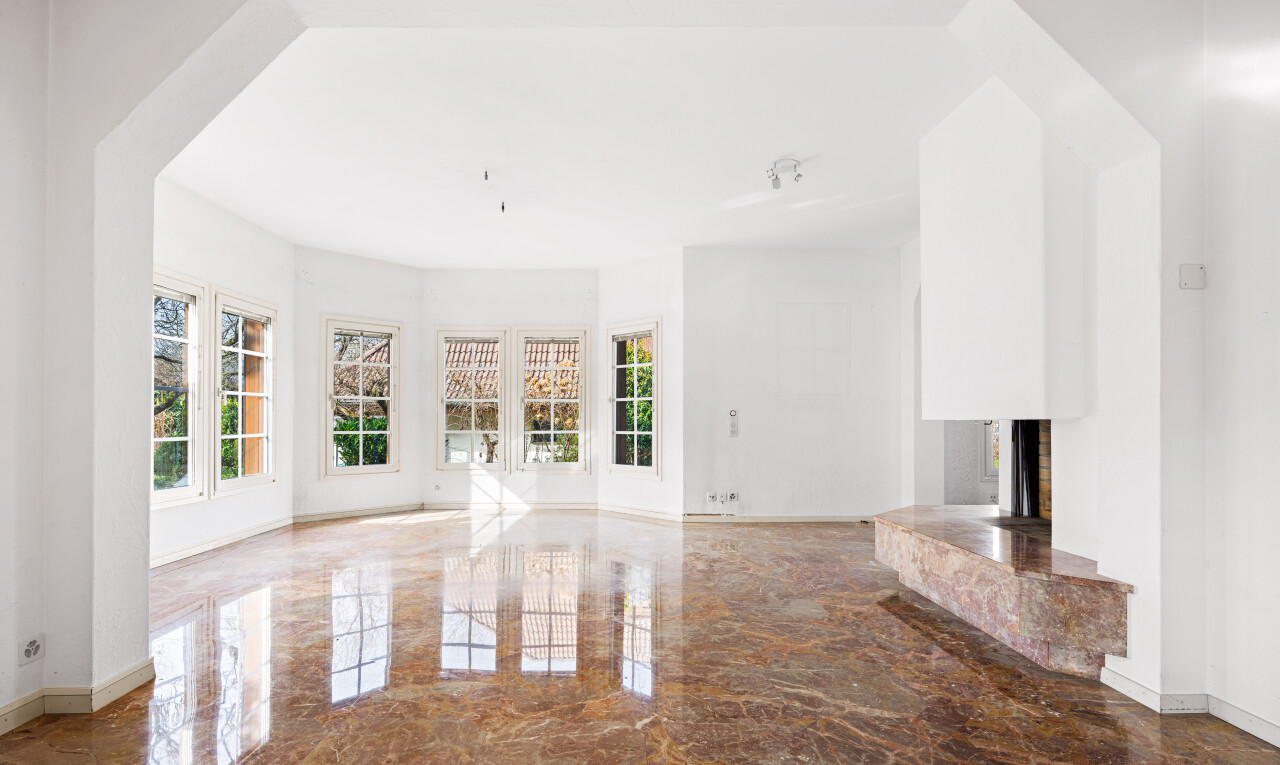 pièce vide avec marble tile, drywall, cloison sèche, marble finish floor, et sol en finition marbre