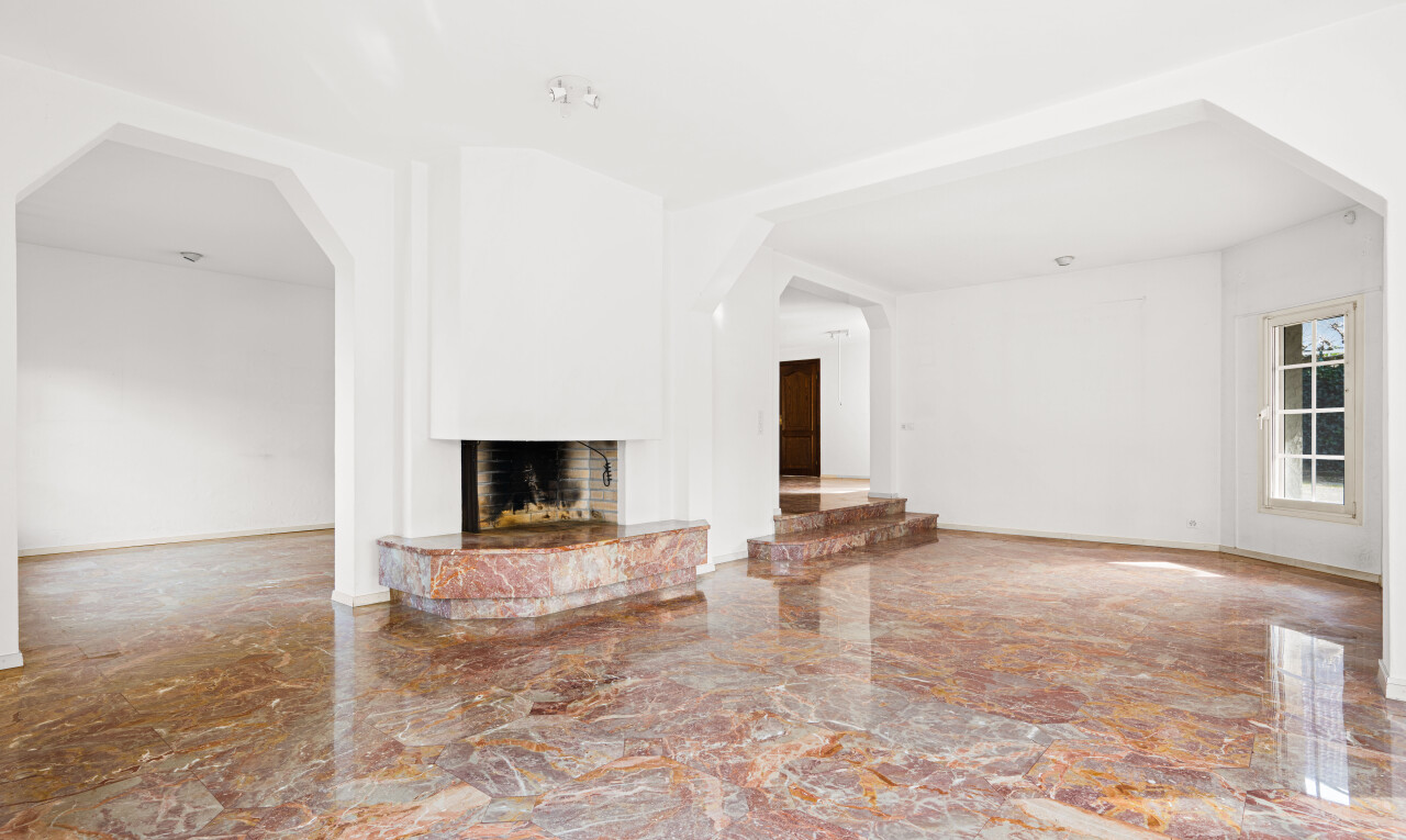 wohnzimmer mit gewölbte gehwege, kamin, marmorboden, marble finish floor, und marble tile