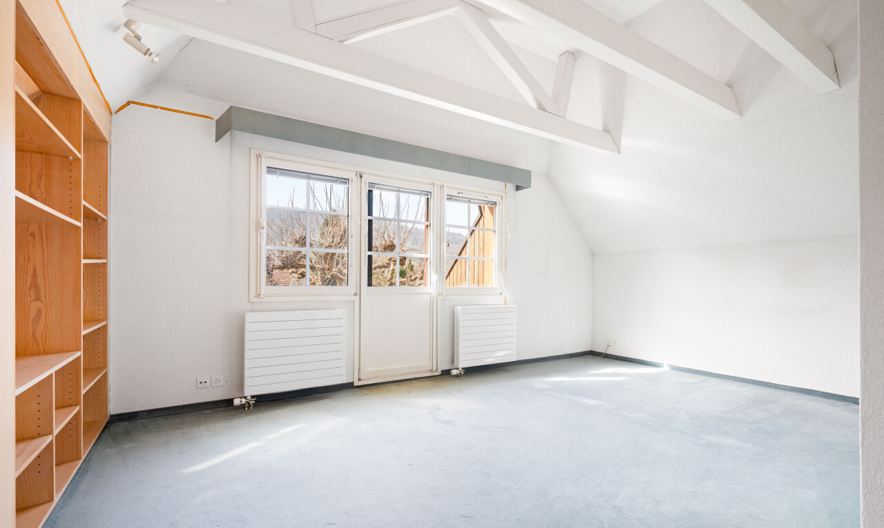 pièce vide avec plafond voûté, vaulted ceiling, plafond à poutres, beamed ceiling, et lumière naturelle