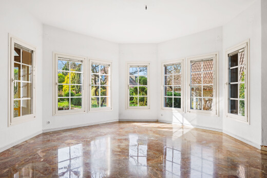 leerer raum mit marble tile, gipskartonwand, drywall, natürliches licht, und natural light