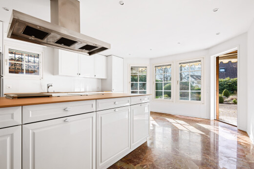 küche mit dunstabzugshaube, arbeitsfläche, butcher block countertops, natürliches licht, und natural light