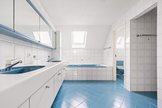 bad mit fliesenwand, tile wall, komplettes badezimmer, inside property, und bad
