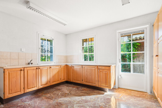 küche mit hochgezogene schränke, raised cabinets, hellbraune schränke, light brown cabinets, und arbeitsplatten