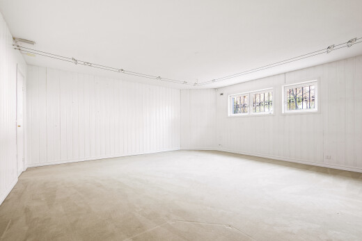 leerer raum mit natürliches licht, natural light, inside property, holzwand, und wood wall