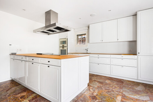 küche mit weiße schränke, white cabinets, gipskartonwand, drywall, und dunstabzugshaube