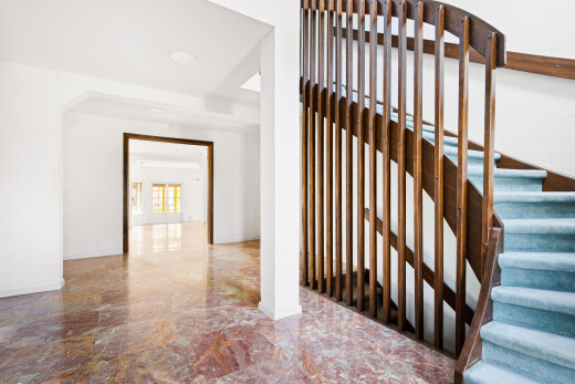 treppe mit treppen, gipskartonwand, drywall, marmorboden, und marble finish floor