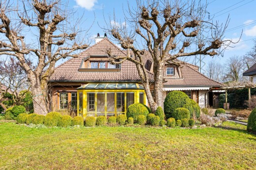 außenansicht mit ziegeldach, rasen, schornstein, day time, und property visible