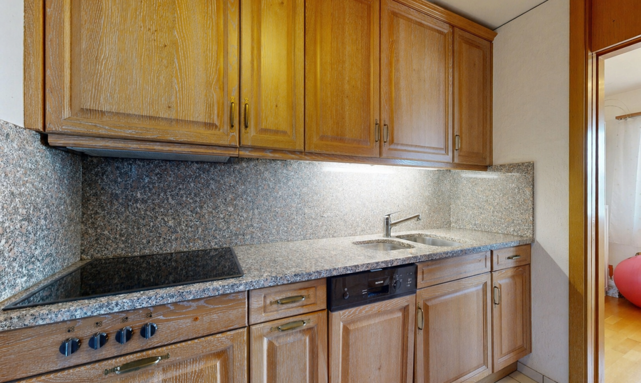 küche mit küchenrückwand beim Herd, küchenrückwand beim herd, stone countertops, stein arbeitsplatten, und crown molding cabinets