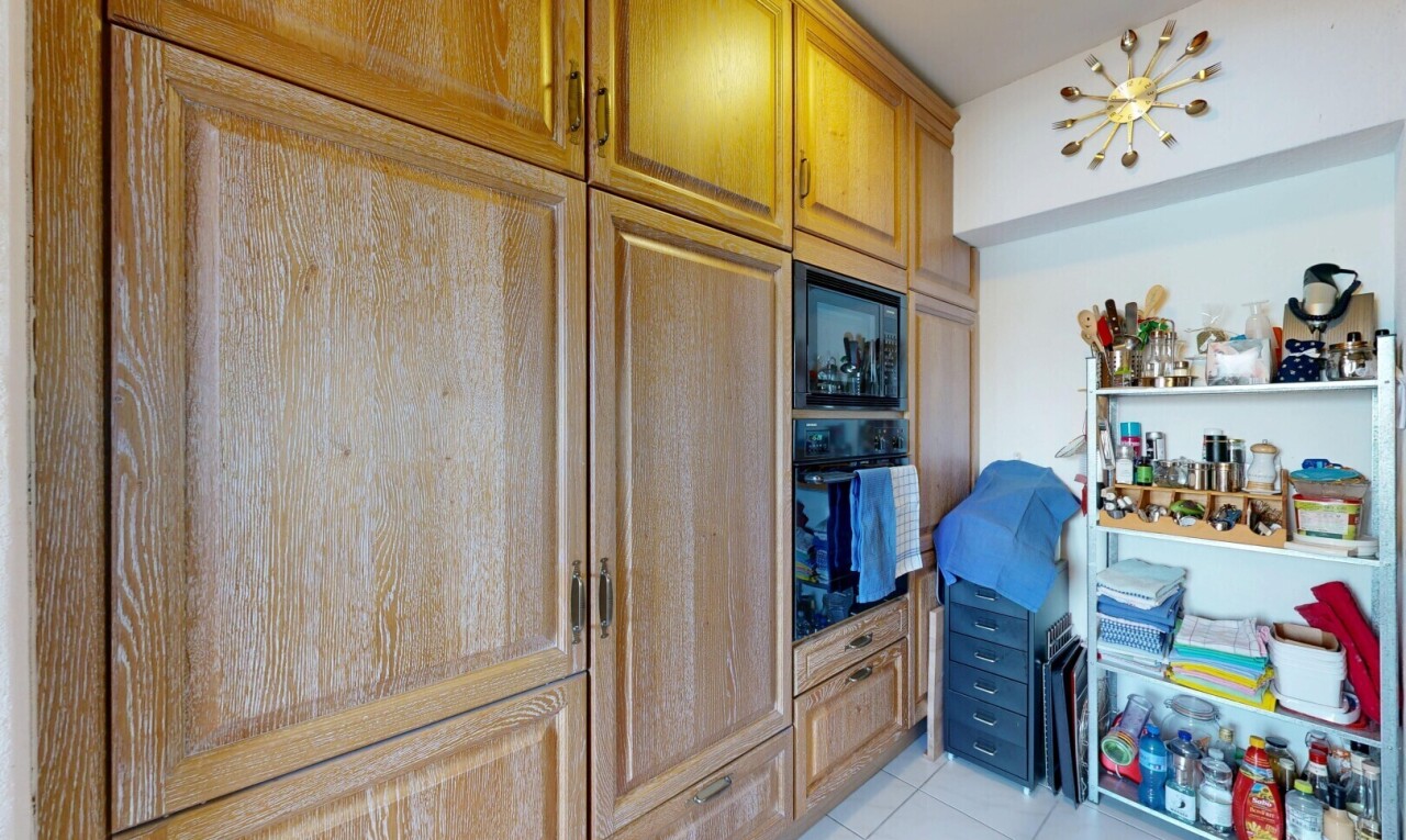 zimmer / schlafzimmer mit fliesenboden, tile floor, light floor, inside property, und gipskartonwand