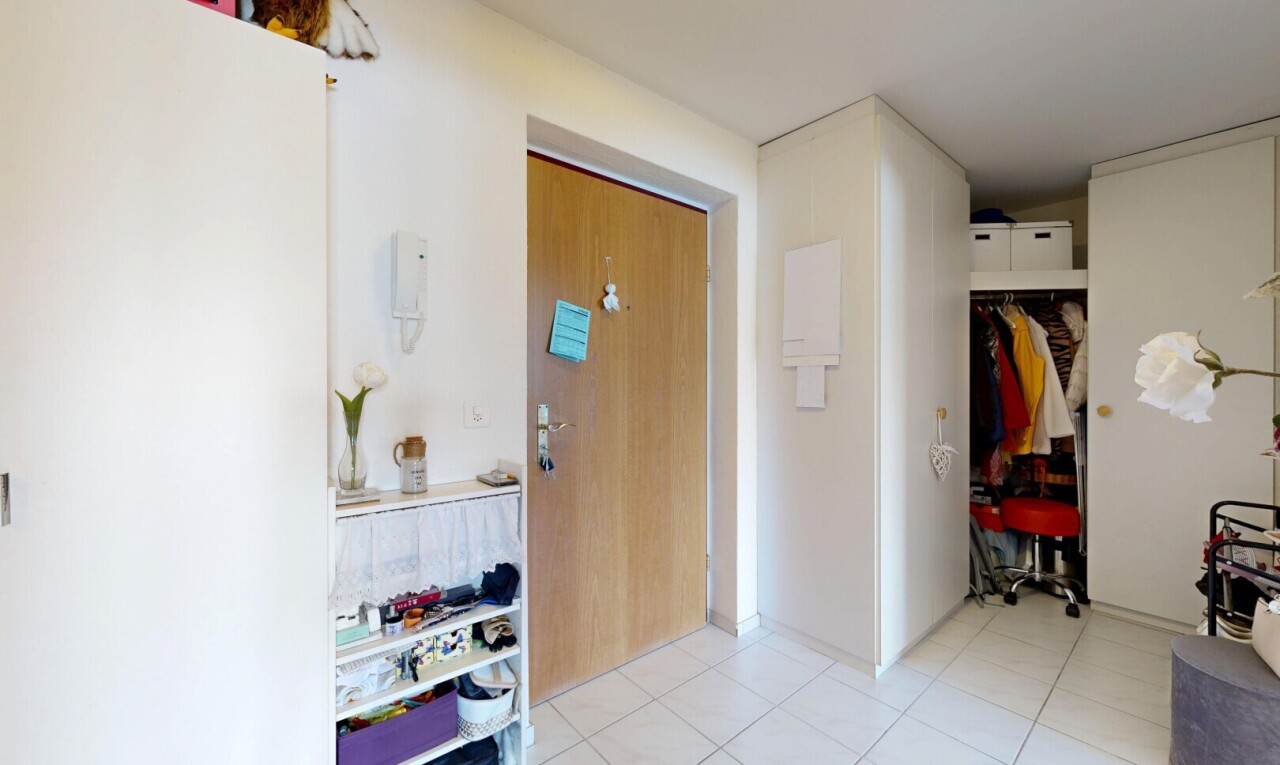 halle / korridor mit inside property, gipskartonwand, drywall, fliesenboden, und tile floor