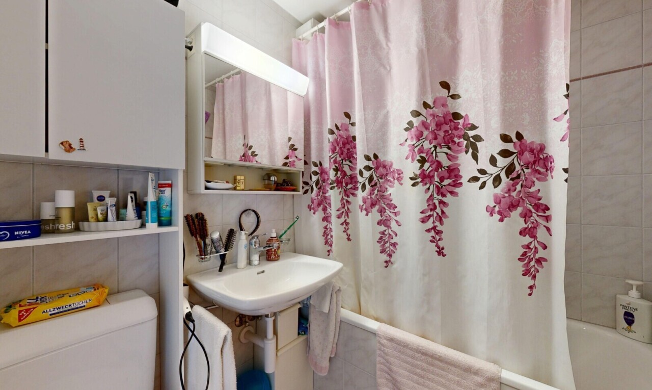 bad mit spiegel, komplettes badezimmer, toilette, inside property, und kombiniertes bad / dusche