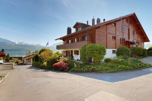 außenansicht mit schornstein, blick auf die berge, mountain view, day time, und horizontale verkleidung