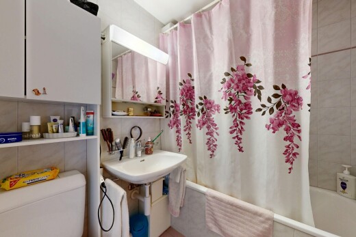 salle de bains avec miroir, salle de bain complète, toilette, inside property, et douche-bain combinés